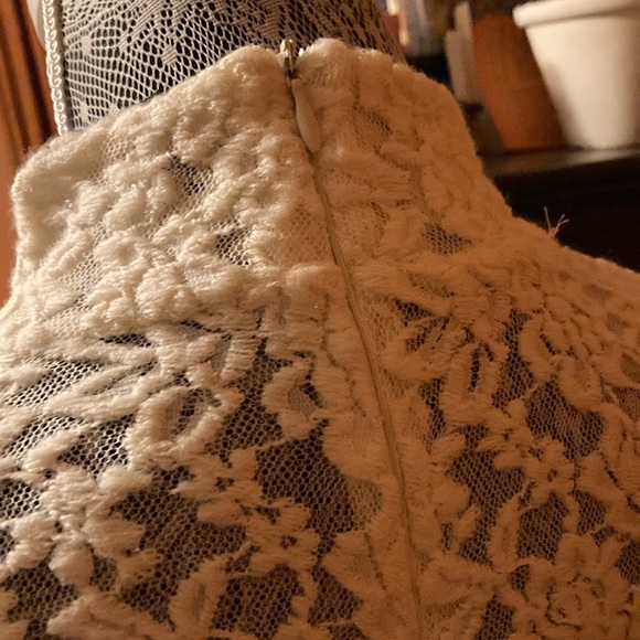 INC petite women’s long sleeve lace bell- sleeve turtleneck top with zip back. - Picture 4 of 7